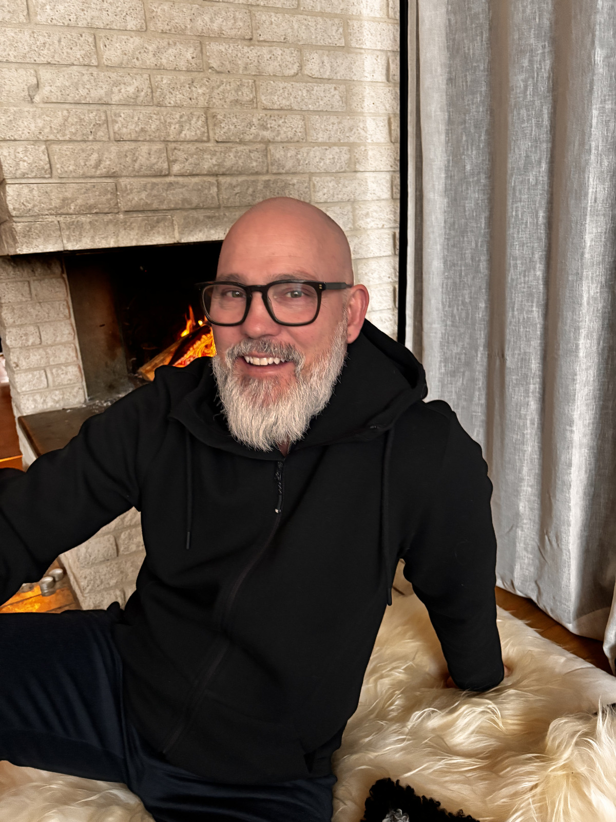 Peter Leijon framför brasan